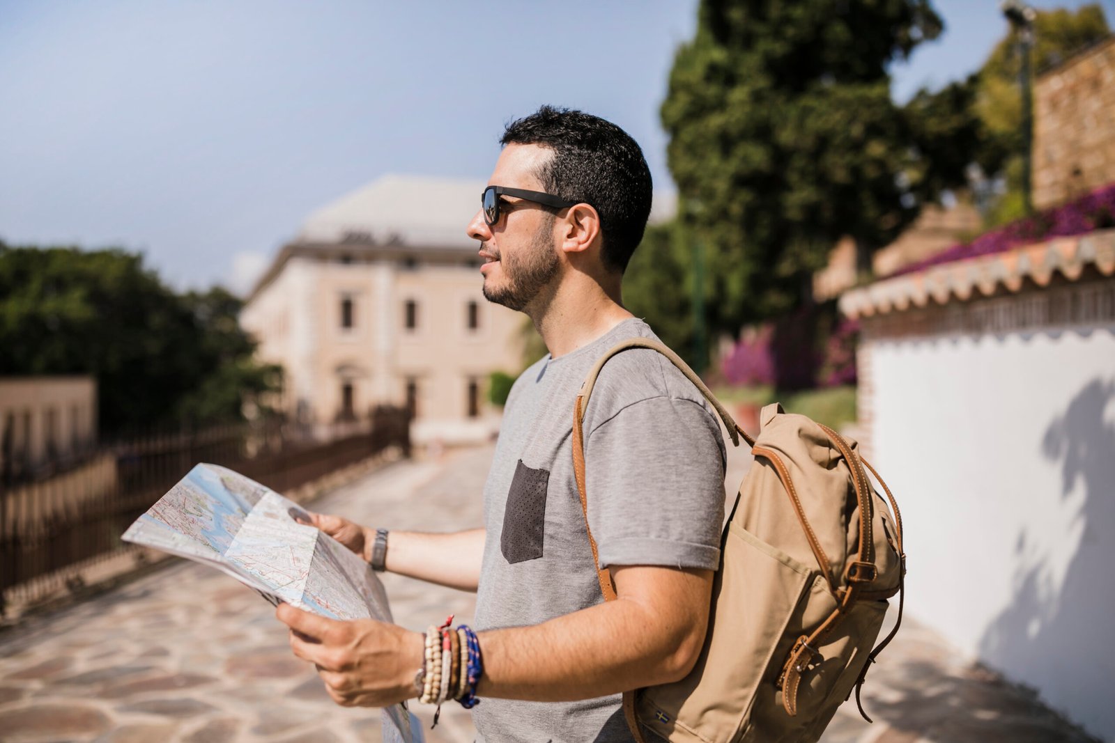 Turista con mapa para seguro médico de visado