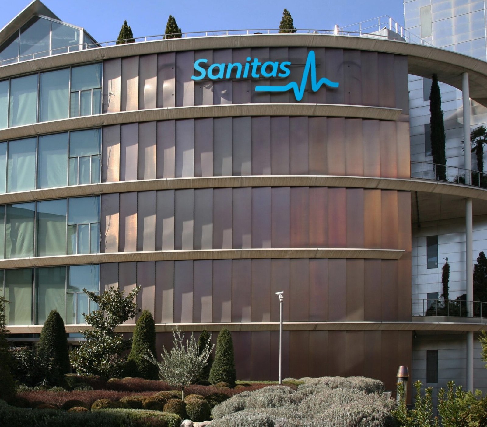 Fachada de la sede central de Sanitas, símbolo de confianza e innovación en seguros de salud