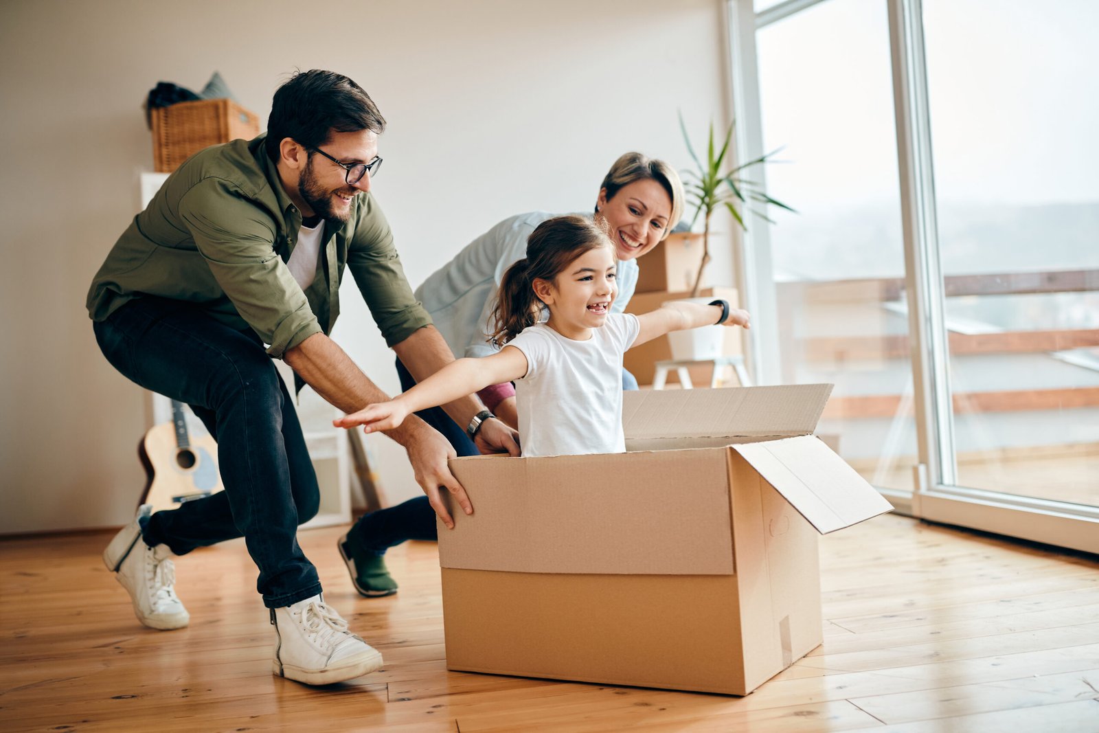Familia trasladándose a una nueva vivienda