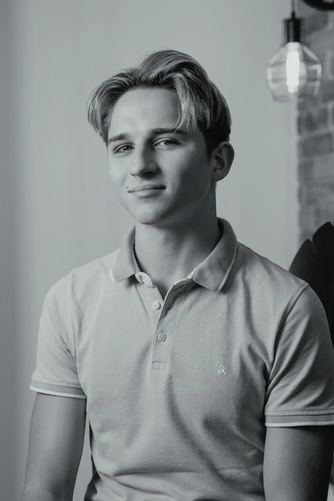 «Euge Yefremenko, agente comercial de salud, asesora a un cliente en la oficina de Protege Salud»