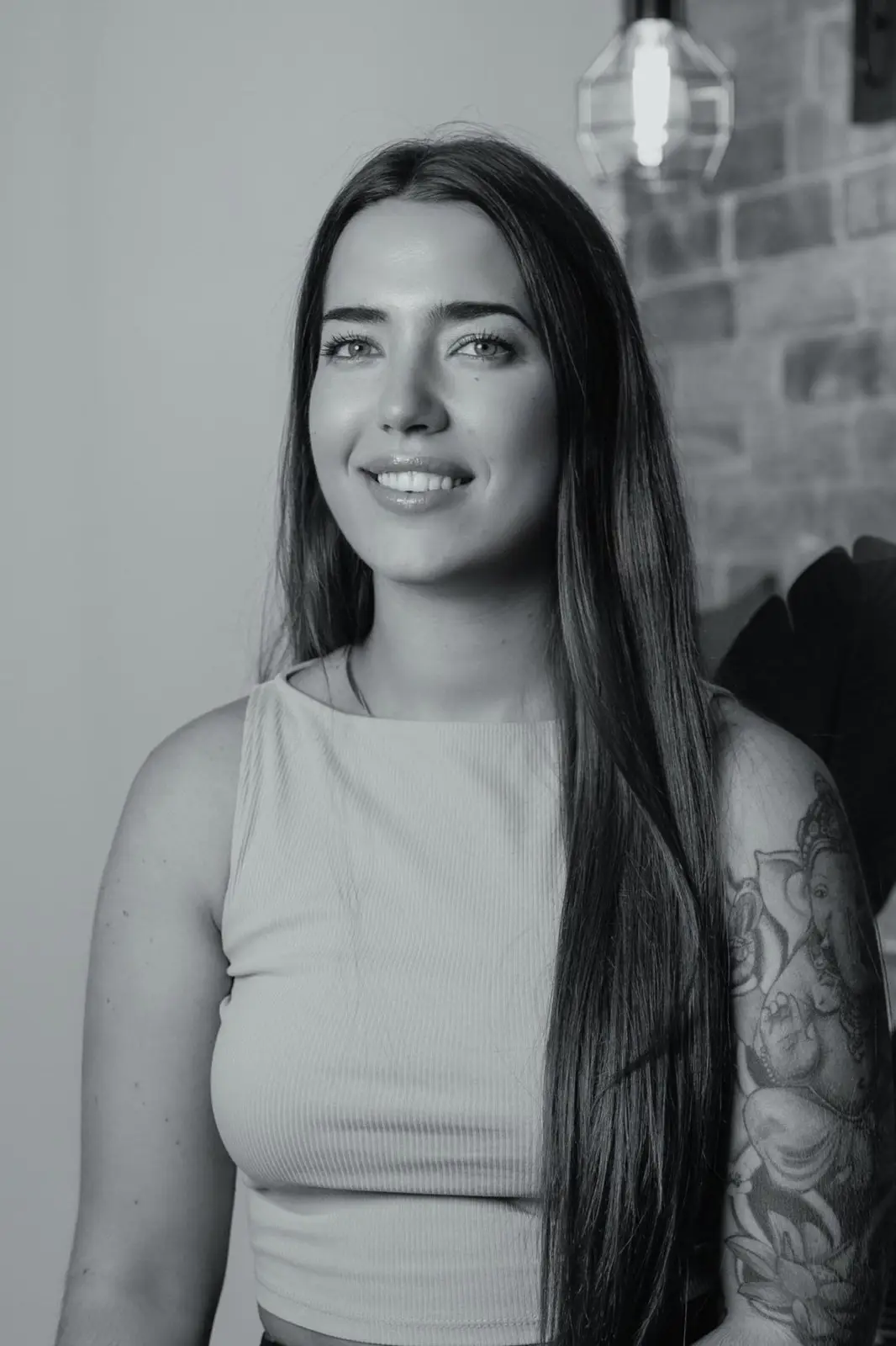 «Laura Paniagua, responsable de clientes, revisa contratos junto a un asegurado satisfecho»