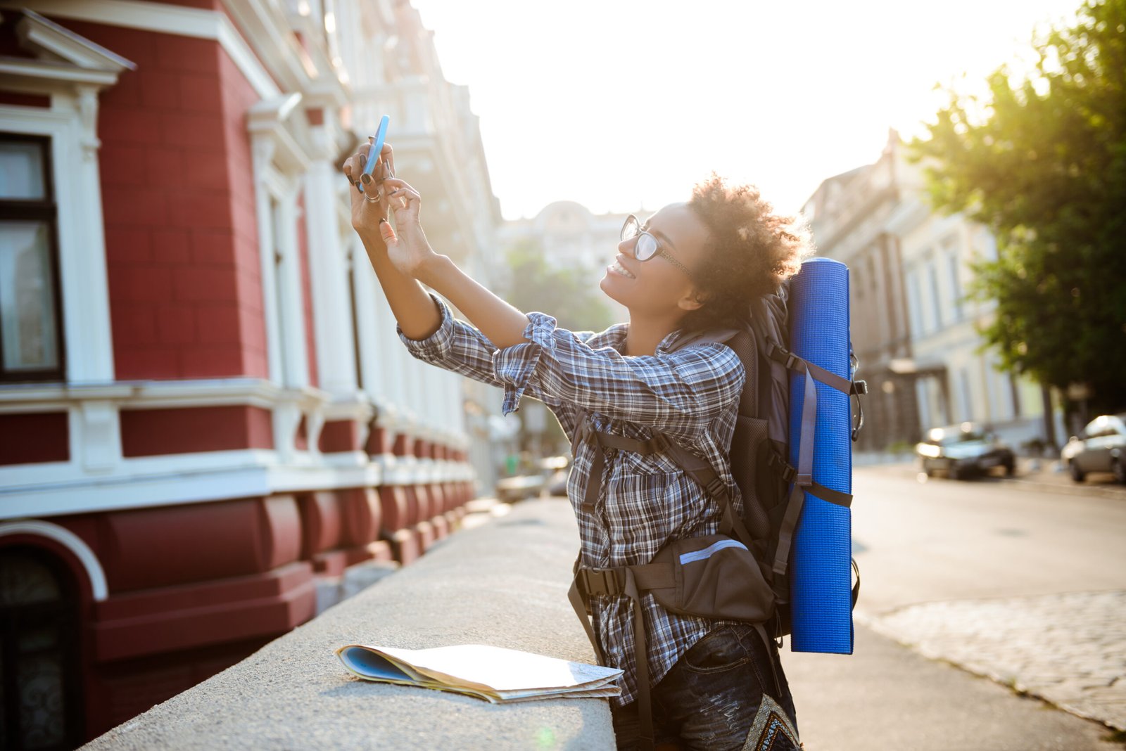 Estudiante internacional con mochila haciendo un selfie