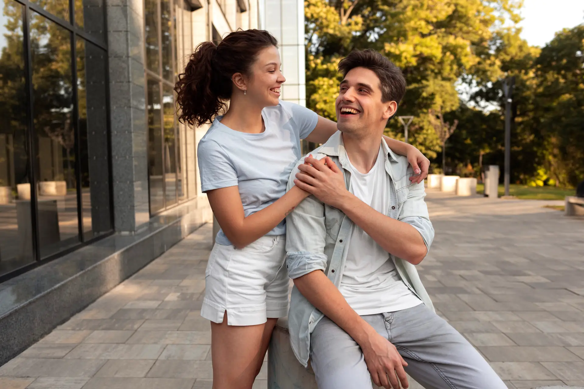 Pareja disfrutando al aire libre para Sanitas Más Salud