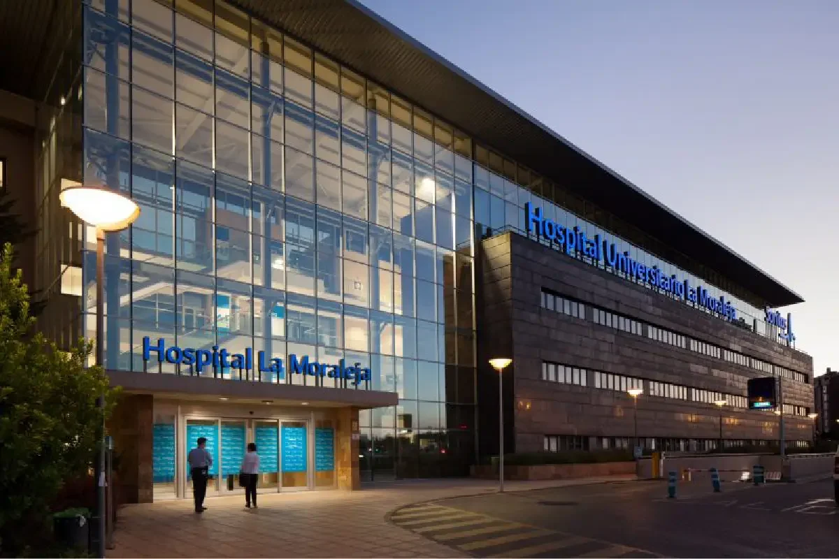 Hospital Sanitas La Moraleja – Atención médica de excelencia Entrada del Hospital Sanitas La Moraleja, centro médico exclusivo de alta calidad en seguros de salud