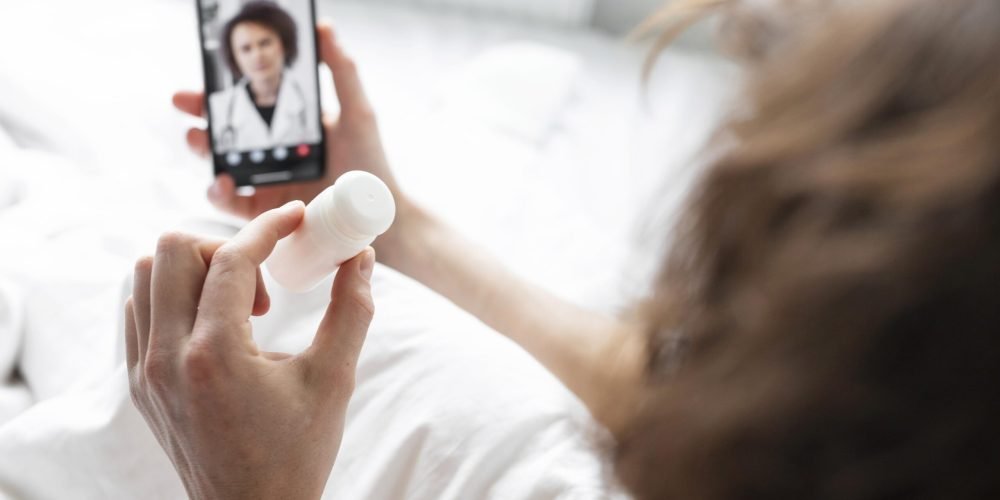 Persona teniendo una videollamada médica desde casa como parte de la cobertura del seguro Sanitas 500.000 Premium